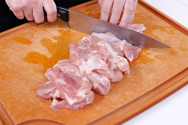 Cắt khúc thịt gà 
